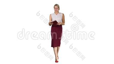 成功的女商人或企业家在白色背景上看她的笔记。